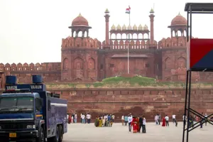 Red Fort Bomb Threat: लाल किले को बम से उड़ाने की धमकी, सुरक्षा एजेंसियों ने चलाया तलाशी अभियान