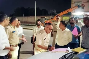 Road Safety Campaign: सड़क सुरक्षा को लेकर देर रात चला बस चैकिंग अभियान, एक बस का चालान