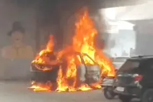 Car Caught Fire: रोहतक में खड़ी कार में लगी आग, पास खड़ी कार भी क्षतिग्रस्त