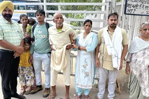 डेरा श्रद्धालुओं ने बुजुर्ग की संभाल कर उसे परिजनों ने मिलवाया