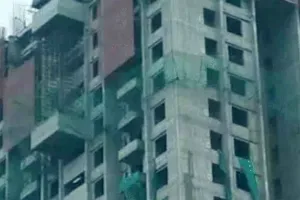 निर्माणाधीन इमारत की 32वीं मंजिल पर क्रेन से लटका मिला युवक का शव, मचा हड़कंप