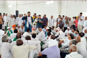 हाई पावर ग्रिड लाइन के विरोध में सोहटी गांव में महापंचायत, काम रुकवाने पर अड़े किसान
