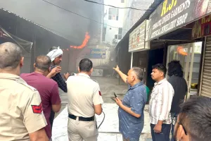 कच्चे क्वार्टर में शॉर्ट सर्किट से 6 दुकानों में लगी आग, मौके पर पहुंचे मेयर राजीव जैन