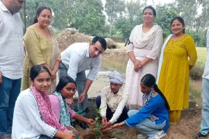 Van Mahotsav: सावित्रीबाई फुले कन्या कॉलेज में पेड़ लगाकर मनाया वन महोत्सव