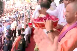 UP News: मेरठ में शिवभक्त कांवड़ियों पर CM योगी ने बरसाए गुलाब के फूल, हेलिकॉप्टर से पूरे कांवड़ मार्ग पर पुष्पवर्षा