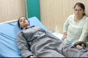 Varanasi Airport incident: वाराणसी एयरपोर्ट पर मची अफरा-तफरी, महिला कर्मचारी समेत दाे घायल   