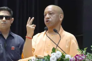 मुख्यमंत्री ने किया विभिन्न योजनाओं के लाभार्थियों को आयुष्मान कार्ड, लैपटॉप, स्वीकृति पत्र, चाबी आदि का वितरण