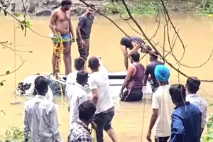Agar Malwa Car Accident: श्रद्धालुओं से भरी कार बारिश से उफनते नाले में बही, 3 बच्चों समेत 8 लोगों की मौत