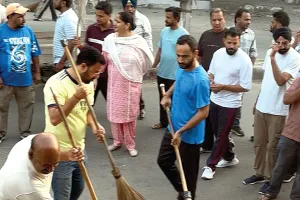Mission Clean Punjab: मिशन क्लीन पंजाब के तहत बरनाला में सफाई अभियान, सांसद मीत हेयर ने खुद लगाई झाड़ू
