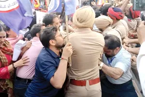शिक्षकों ने तोड़े बैरिकेड, पुलिस से धक्का-मुक्की