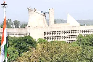 Chandigarh: अधिकारियों और पीएसी कमेटी के बीच तीखी बहस
