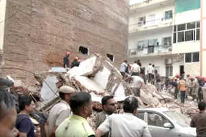 Delhi Building Collapse: दिल्ली के सत्य निकेतन में इमारत गिरने से हड़कंप, CM रेखा गुप्ता ने जताई चिंता; बचाव अभियान जारी