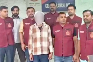 Delhi Crime News: दिल्ली क्राइम ब्रांच ने रंगदारी गैंग के आरोपी को पकड़ा, 2 पिस्टल और 14 कारतूस बरामद