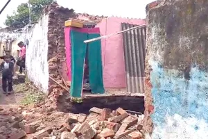 Dhanbad Land Subsidence: धनबाद में फिर धंसी जमीन, चार मकान चपेट में; दो पूरी तरह जमींदोज