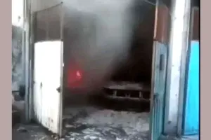 Fire: फैक्टरी और फ्लैट में लगी आग, दर्जनों दमकल गाड़ियों ने पाया काबू