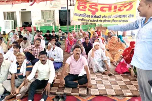 Sanitation Workers' Strike: हड़ताल पर सरकार का बड़ा एक्शन, 12 पेरोल कर्मचारियों की सेवाएं खत्म
