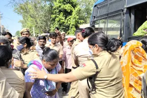 Sanitation Workers Strike: कूड़ा उठाने पहुंचे तो पुलिस से भिड़े सफाईकर्मी, 45 हिरासत में; पुलिस ने करवाई शहर की सफाई