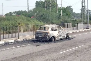 Car Fire: इंजन से धुआं उठते ही कार से कूदे चार लोग, कुछ ही सेकंड में बनी आग का गोला