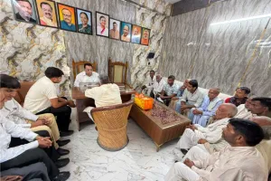 मंत्री नरेंद्र कश्यप का जनता दरबार, फरियादियों की समस्याएं सुन अधिकारियों को लगाए फोन