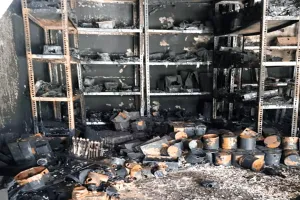 Fire: हार्डवेयर-सेनेटरी की दुकान में भीषण आग, लाखों का सामान जलकर राख