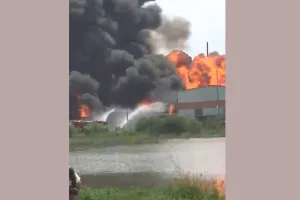 Chemical Factory Fire: धौलाना के इंडस्ट्रियल एरिया में केमिकल फैक्ट्री में भीषण आग, दो अन्य फैक्ट्रियां भी चपेट में