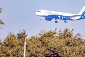Indigo Flight: श्रीनगर एयरपोर्ट पर पार्किंग के दौरान पोल से टकराया इंडिगो का विमान