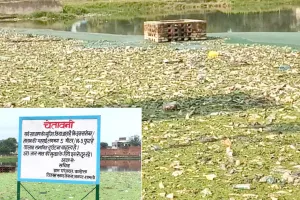 तालाब को दूषित करने से बाज नही आ रहे कुछ लोग, प्रशासन की चेतावनी बेअसर