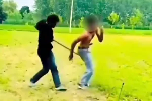 Viral Video News: कैराना में युवक की बेरहमी से पिटाई, वीडियो वायरल