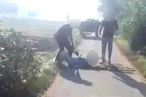 खेत से लौट रहे बुजुर्ग किसान से मारपीट, वीडियो सोशल मीडिया पर वायरल