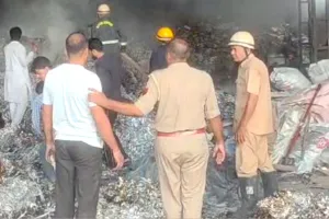 Fire: एल्युमिनियम सिल्ली बनाने वाली फैक्ट्री में आग, बामुश्किल पाया काबू