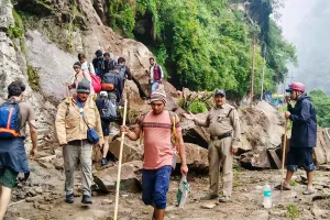 Kedarnath Latest News: केदारनाथ के रास्ते पर फंसे 1200 तीर्थयात्रियों को सुरक्षित निकाला, 5 साल के बच्चे की मौत