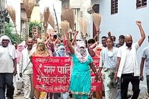 झाड़ू लेकर सड़कों पर उतरे सफाई कर्मचारी, विधायक के आवास पर किया प्रदर्शन 