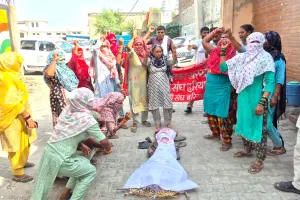 सफाई कर्मियों का धरना 26 वे दिन जारी, मंत्री बेदी का फुखा पुतला