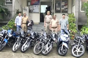 बाइक चोर गिरोह का पर्दाफाश, एक गिरफ्तार; चोरी की 10 गाड़ियां और अवैध हथियार बरामद