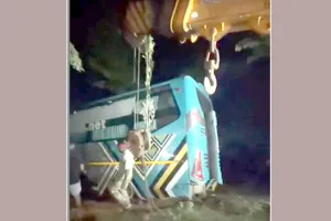 Bus Accident: अनियंत्रित होकर खेतों में पलटी बस, बस में 37 यात्री सवार