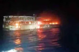 Philippines Ferry Fire: पर्यटकों से भरी फेरी में भीषण आग, 5 की मौत; 86 लोग लापता