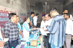 सरकारी योजनाओं का लाभ दिलाने के लिए लगा समाधान शिविर, 421 ग्रामीणों ने रखीं समस्याएं, मौके पर कई मामलों का समाधान