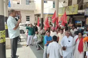 Roadways Protest: रोडवेज कर्मचारियों ने बस स्टैंड में किया प्रदर्शन