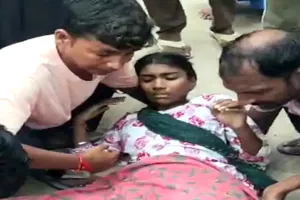 ओवरलोड रोडवेज बस से गिरी 15 वर्षीय छात्रा, दोनों पैरों पर चढ़ा टायर