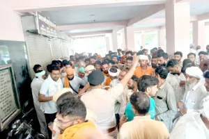 DAP Shortage: डीएपी के लिए किसानों की सुबह 6 बजे से लंबी कतार, टोकन न मिलने से किसानों में आक्रोश
