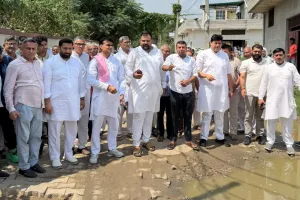 भाजपा का ‘डबल इंजन’ विकास में हुआ फेल, खस्ताहाल सड़क को लेकर कांग्रेस का प्रदर्शन