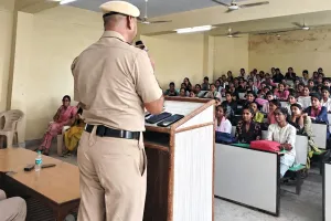 छात्राओं को साइबर अपराधों से बचाव के प्रति किया जागरूक