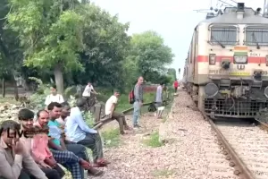 Indian Railways: गाय से टकराने के बाद उदयपुर सिटी ट्रेन का इंजन फेल