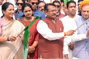 Delhi Cleanliness Drive: दिल्ली में सफाई व्यवस्था होगी मजबूत, CM रेखा गुप्ता ने कचरा प्रबंधन के लिए नई मशीनों और वाहनों को दिखाई हरी झंडी