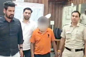 Delhi Crime News: मंडावली में चेन स्नैचिंग का आरोपी सोने की चेन और चोरी की बाइक के साथ गिरफ्तार