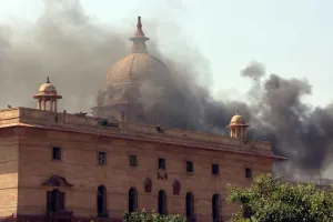 Delhi Latest News: दिल्ली के नॉर्थ ब्लॉक के आसमान में छाया घना काला धुआं, जानें क्या है माजरा?