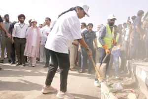 Sewa Mera Yogdaan: 'सेवा मेरा योगदान' के तहत स्वच्छता अभियान में शामिल हुईं सीएम रेखा गुप्ता
