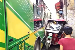 Delhi Road Accident; दिल्ली में सड़क हादसों से मचा हड़कंप, DTC बस की टक्कर से एक की मौत; द्वारका में ट्रक ने ली युवक की जान