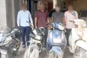 दिल्ली में वाहन चोर गिरफ्तार, चोरी के चार दोपहिया वाहन बरामद