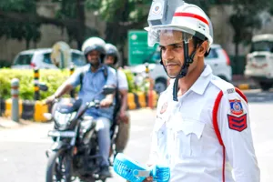 Delhi Traffic Challan: करोल बाग में ट्रैफिक पुलिस का सख्त एक्शन, 1,369 चालान; त्योहारों से पहले तीन मार्ग बंद
